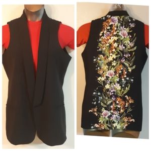 MURAL top sleeveless black with floral detail M